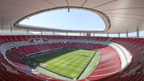 “伊萨克赛场遭遇恶意绊摔，利物浦球迷热议及负面言论激增！”